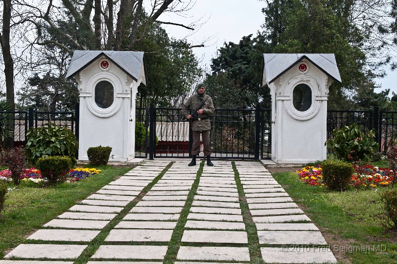 20100402_145902 D3.jpg - Guard at Topkapi Palace